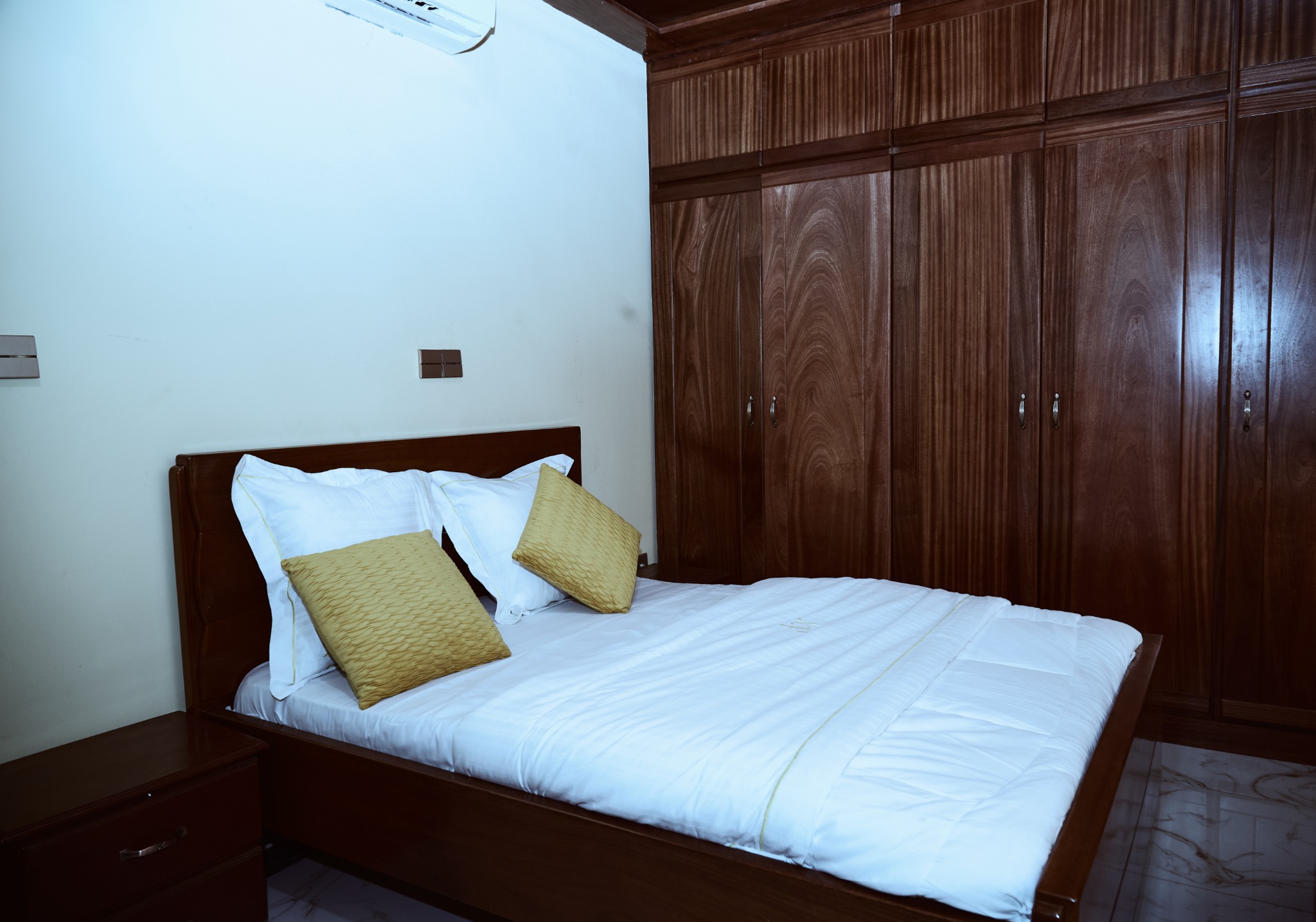 Chambre avec rangements